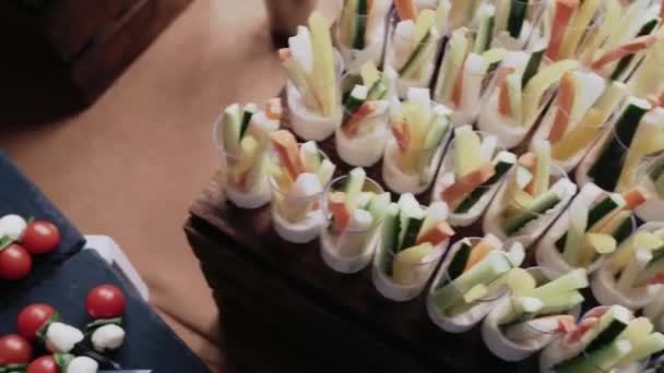 Zbliżenie wielu kanapki ustawione na stole. Kanapki z palcami na kolacji lub imprezie w formie bufetu. — Wideo stockowe