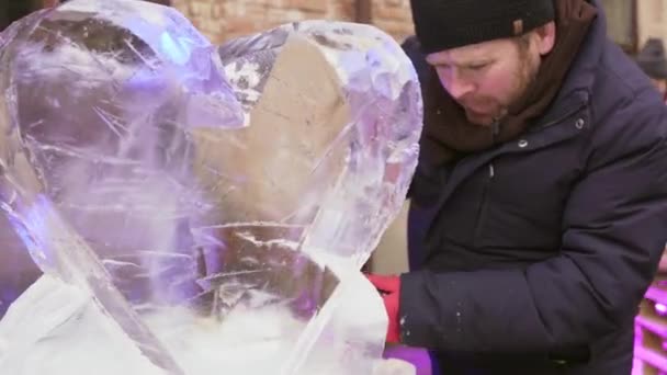 Ο άνθρωπος κάνει γλυπτική από μεγάλη καρδιά πάγου — Αρχείο Βίντεο