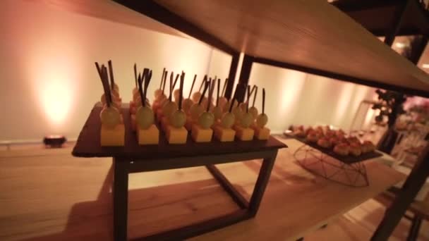 Primer plano de los canapés en el buffet moderno en la fiesta. Zona de fiesta decorada, zona de alimentos — Vídeo de stock