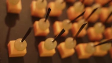 Peynirli ve üzümlü atıştırmalıklar, yakın plan. Parti büfesi 