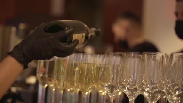 Ober schenk de glazen champagne in close-up — Stockvideo