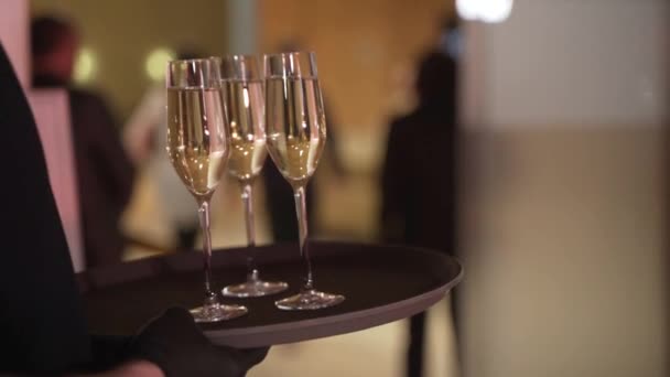 Primer plano de champán en la bandeja, camarero mantener la bandeja con una copa de champán — Vídeo de stock