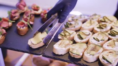 Modern otel kahvaltıda açık büfe servis eder. Her şey bir otele dahil. Açık büfe yemeği. Güzel dekore edilmiş yemek masası. Yakın çekim görünümü