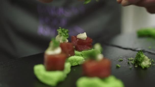 Chef decorando canapés gourmet con microgreens, primer plano — Vídeo de stock