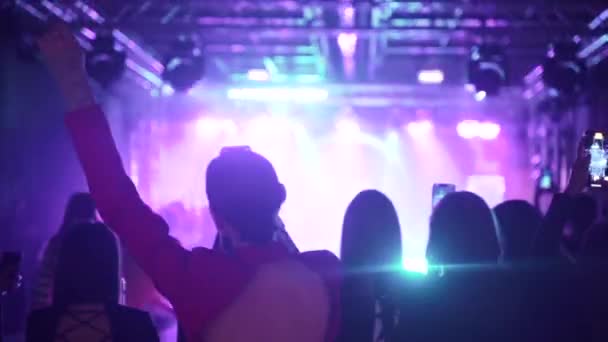 Mężczyzna tańczy i kręci koncert przez telefon w nocnym klubie — Wideo stockowe