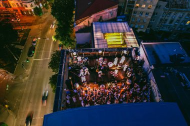 Geceleri çatıdaki konserin hava görüntüsü.