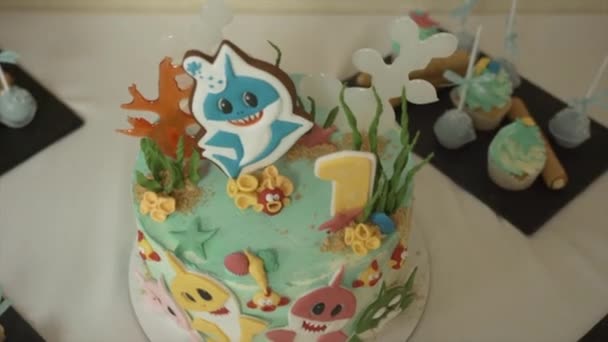 Dekorerad barntårta med hajar. Födelsedagstårta för barn — Stockvideo