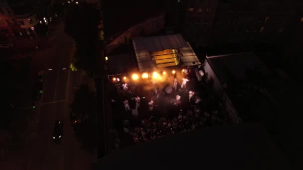 Luftaufnahme vom Konzert auf dem Dach bei Nacht — Stockvideo