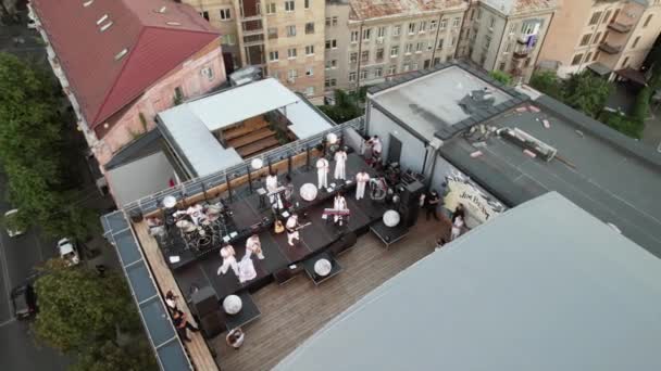 Повітряний вид музичного гурту на даху, концерт на даху. — стокове відео