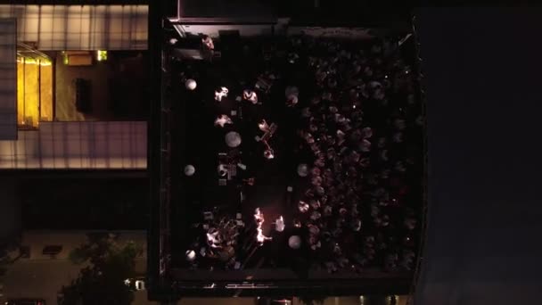 Luchtfoto drone vlucht uitzicht van luxe prive-feestje op het dak op zomeravond 's avonds. — Stockvideo