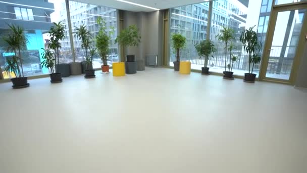Duży i przestronny korytarz w centrum biznesowym. Duża sala z kwiatami — Wideo stockowe