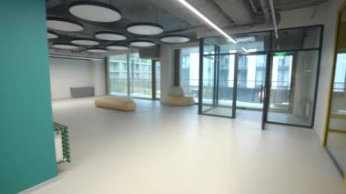 Boş ve modern şirket ofis lobisi