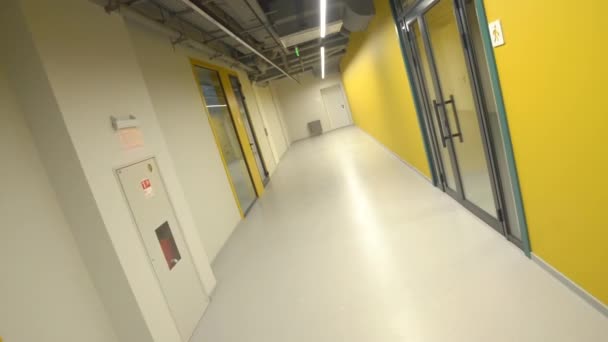 Salón vacío en la oficina con paredes amarillas, covid-19 área vacía — Vídeos de Stock