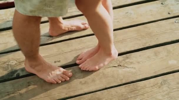 Detailní záběr na nohy párů stojící na dřevěné podlaze — Stock video