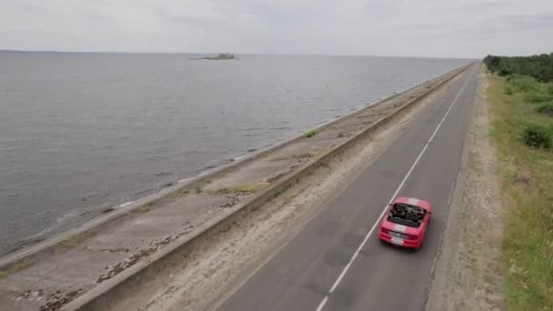 Deportes de conducción de coches cerca del mar, vista aérea — Vídeo de stock