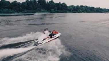 Jet ski 'deki bir çiftin hava görüntüsü. Jet ski 'de eğlenen mutlu genç çift