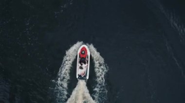 Denizdeki bir jet ski 'nin yakın çekimi, insansız hava aracı görüntüsü