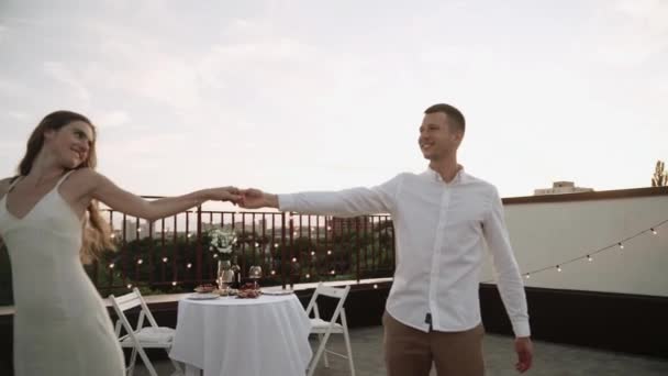 Пара танцев и поцелуев на крыше — стоковое видео