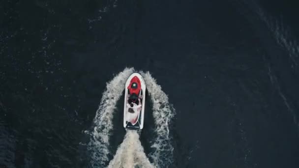 Detailní záběr na vodní skútr v moři, pohled na dron — Stock video