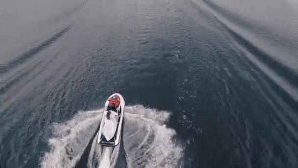 Közelkép egy vitorlás jet ski a tengeren, légi felvétel — Stock videók