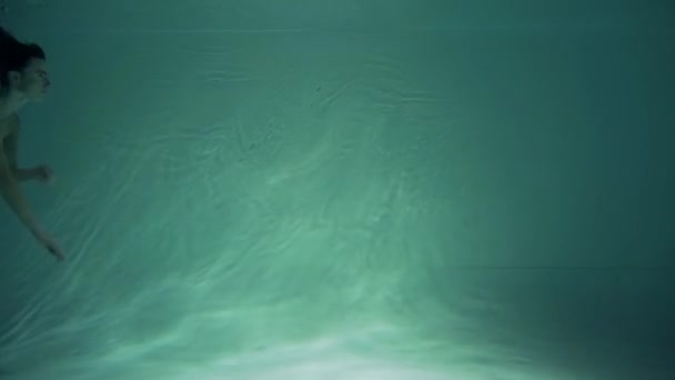 Young couple kissing underwater on the bottom of the pool — Stock Video