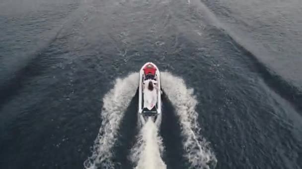 Drone a seguito di uno yacht bianco in mare. Jet ski — Video Stock