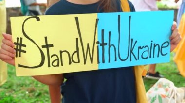 Ukrayna 'nın yanında dur yazan bir poster. Grev, Ukrayna 'daki savaşa karşı gösteri