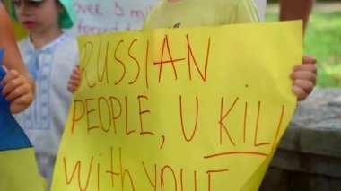 Sri Lanka, Galle, 24 Mart 2022, Ukrayna 'nın savaşa karşı saldırısı. Posterde Rus insanları öldürdüğün yazıyor.