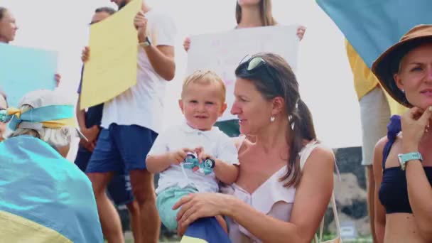Mutter mit ihrem Kind beim ukrainischen Streik gegen die russische Invasion. Friedliche ukrainische Demonstration gegen den Krieg - Sri Lanka, Galle, 24. März 2022 — Stockvideo