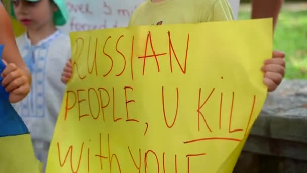 Sri Lanka, Galle, 24 mars 2022, frappe ukrainienne contre la guerre. L'affiche dit que les Russes que vous tuez — Video