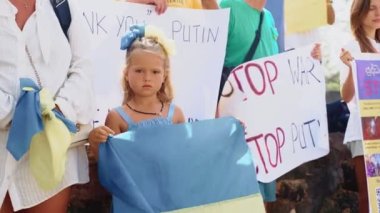 Ukrayna bayrağı taşıyan küçük kız 24 Mart 2022 'de Sri Lanka, Galle' de Ukrayna 'daki savaşa karşı grevde.