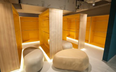 Evde ya da okulda boş modern soyunma odası