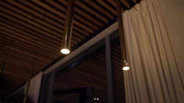 Restoranda modern lamba. Modern otelde güzel bir lamba.