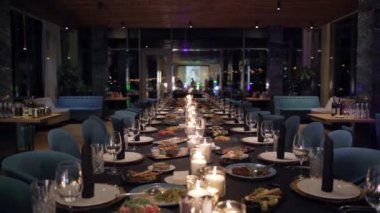 Restoran masası kutlama için hazır.