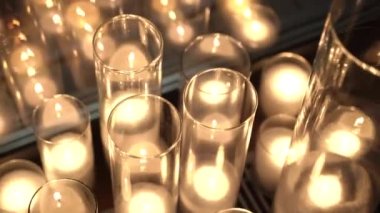 Gözlüklerle yanan mumlar, yakın plan.