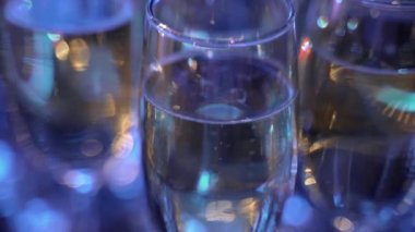 Işıklı bir şampanya bardağının yakın çekimi.