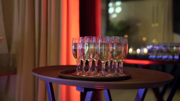 Τραπέζι μπουφέ με ποτήρια και σαμπάνια στο εστιατόριο — Αρχείο Βίντεο