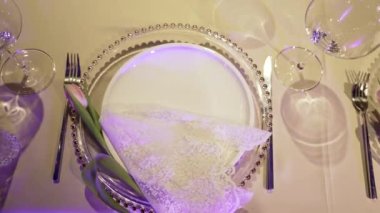 Restorandaki düğün ya da doğum günü partisi için tabağı olan servis masasının yakın çekimi.