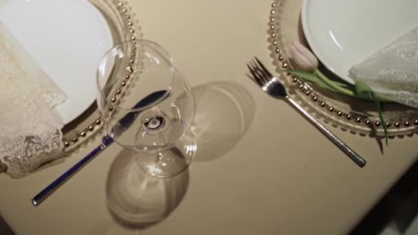 Bruiloft tafel sets voor viering: borden, vorken, ivoor tafelkleed. Close-up — Stockvideo