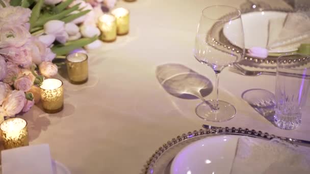 Primo piano di una bella decorazione di nozze, occhiali con candele e composizioni floreali. — Video Stock