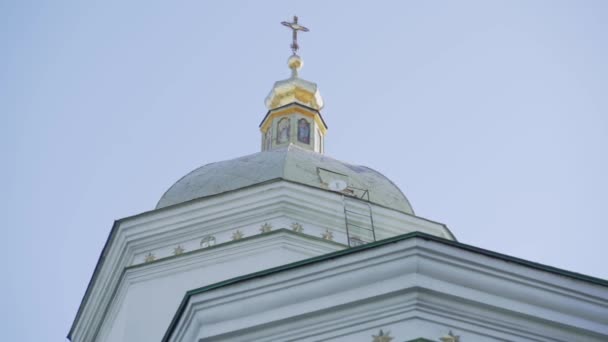Iglesia ortodoxa. Cúpula dorada de la iglesia con una cruz en Ucrania, Kiev — Vídeo de stock