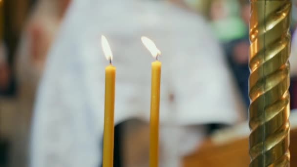 假日前夕在教堂里燃着蜡烛。基督教，传统的宗教仪式。烛光，特写 — 图库视频影像