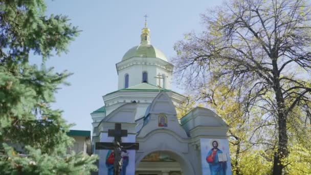 Oekraïense kerk tussen bomen op de zonnige dag — Stockvideo