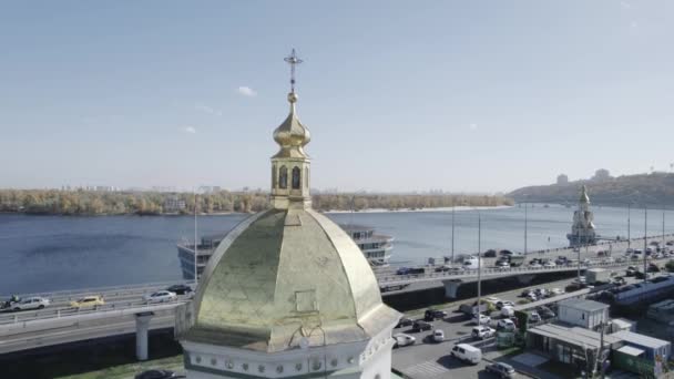 Veduta aerea sulla cupola della chiesa sullo sfondo del fiume — Video Stock