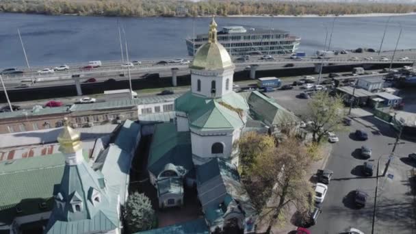 Krásný a jedinečný kostel v Kyjevě v blízkosti řeky Dnipro, letecký pohled — Stock video