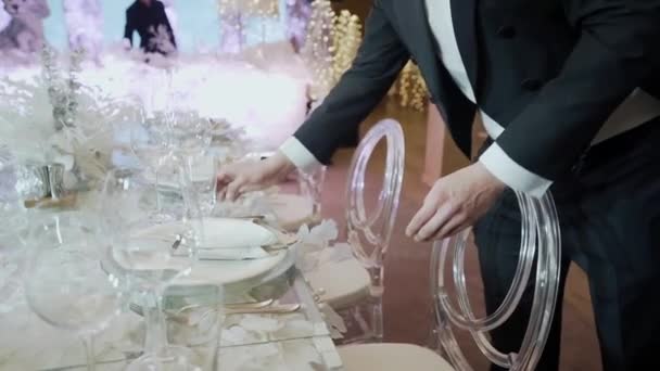 Kellner arrangiert Tisch vor Feier im Restaurant — Stockvideo