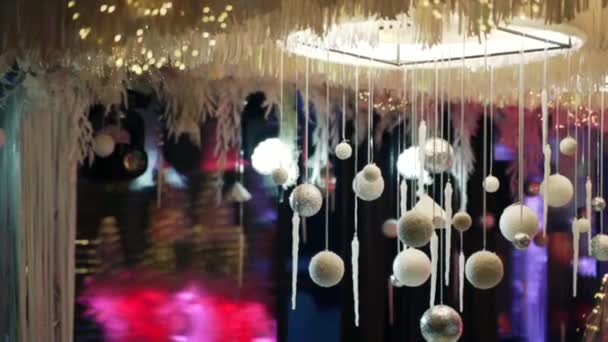 Boom ballen verlichting op het plafond, Kerst decoraties — Stockvideo