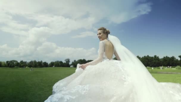 Bride is running on the green field — Stock Video