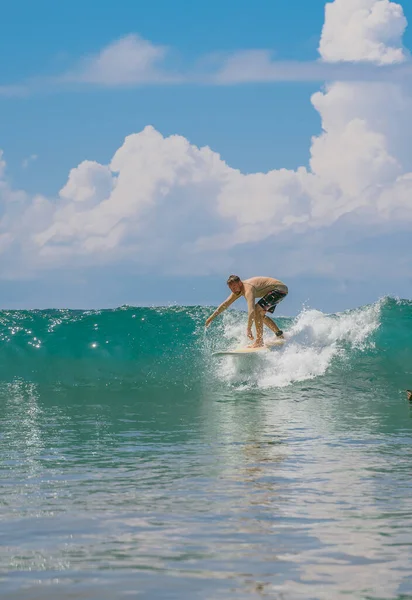 Surf adulto en una gran ola en el océano — Foto de Stock