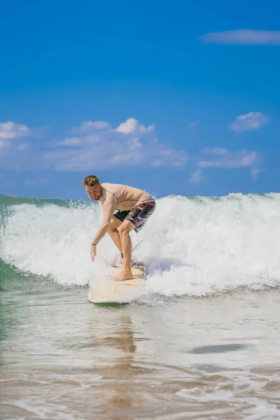 Surfer na vlně v oceánu — Stock fotografie